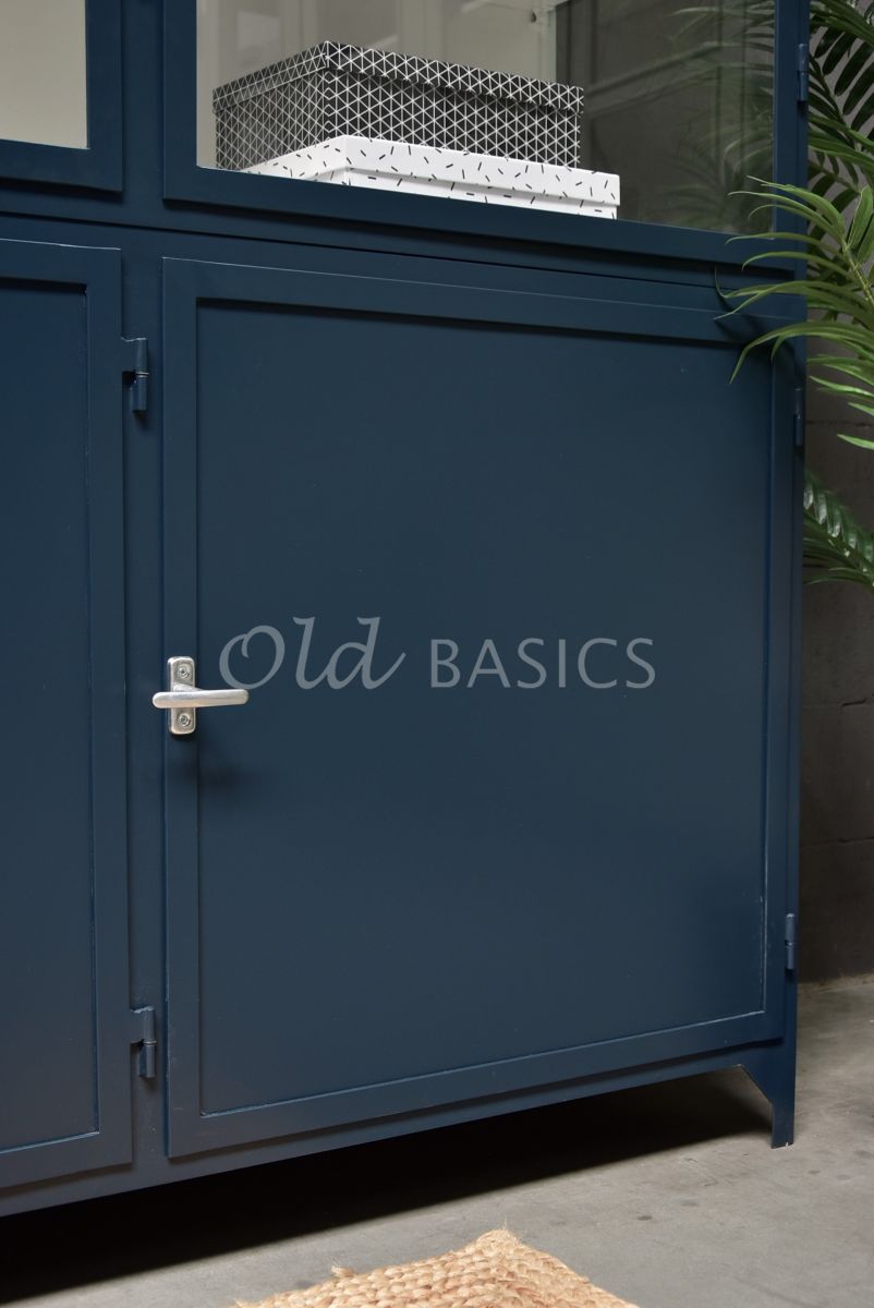 Detail van Apothekerskast Demi, 3 deuren, RAL5008, blauw, materiaal staal